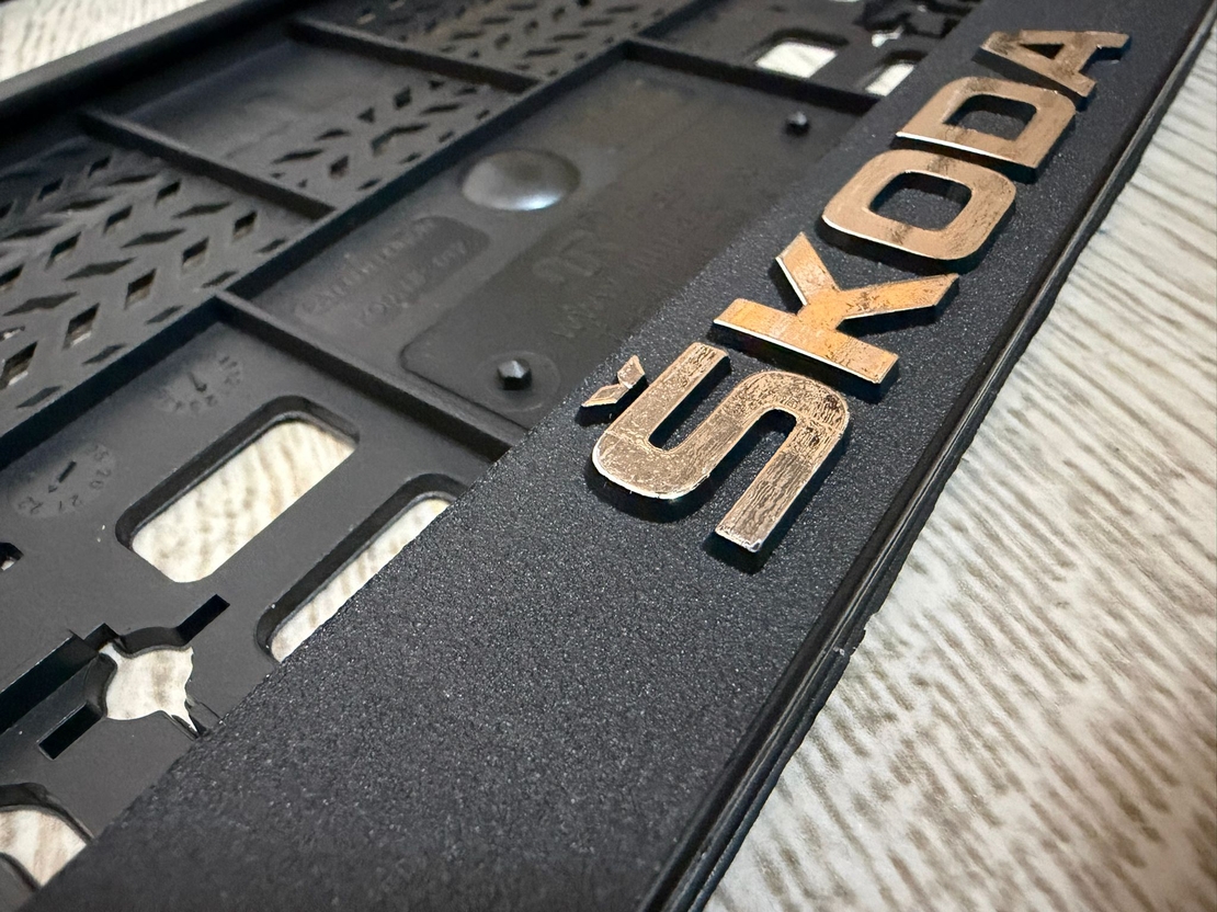 זוג מסגרות ללוחית רישוי עם סמל סקודה