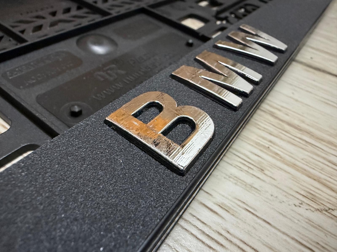 זוג מסגרות ללוחית רישוי עם סמל במוו