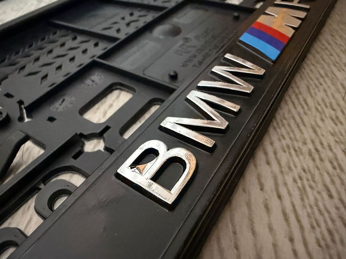 זוג מסגרות ללוחית רישוי עם סמל במוו M