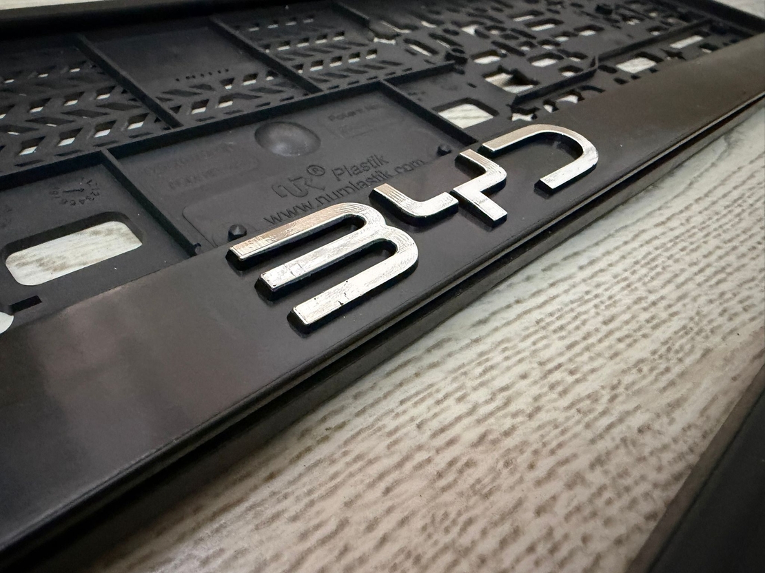 זוג מסגרות ללוחית רישוי עם סמל BYD