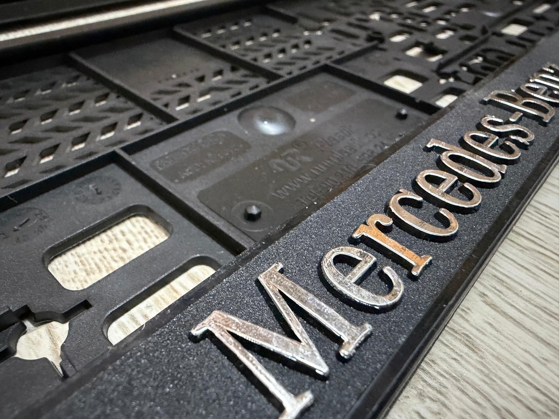 זוג מסגרות ללוחית רישוי עם סמל מרצדס