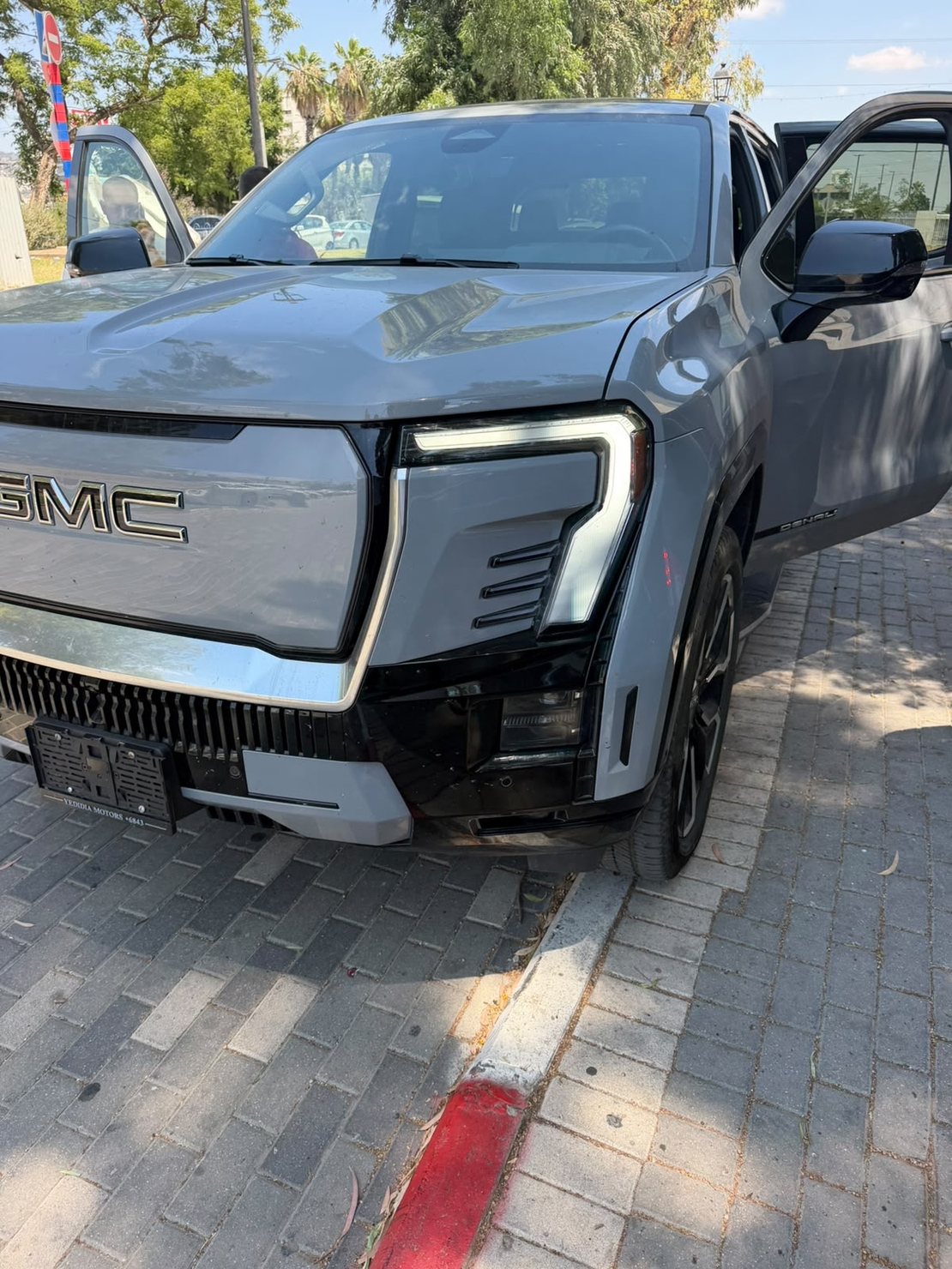 שטיחי 3D ל-GMC סיירה דנאלי/AT4 חשמלית 2024 ומעלה