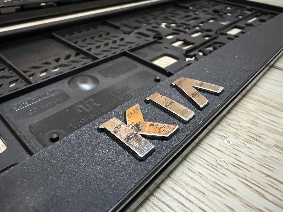 זוג מסגרות ללוחית רישוי עם סמל קיה