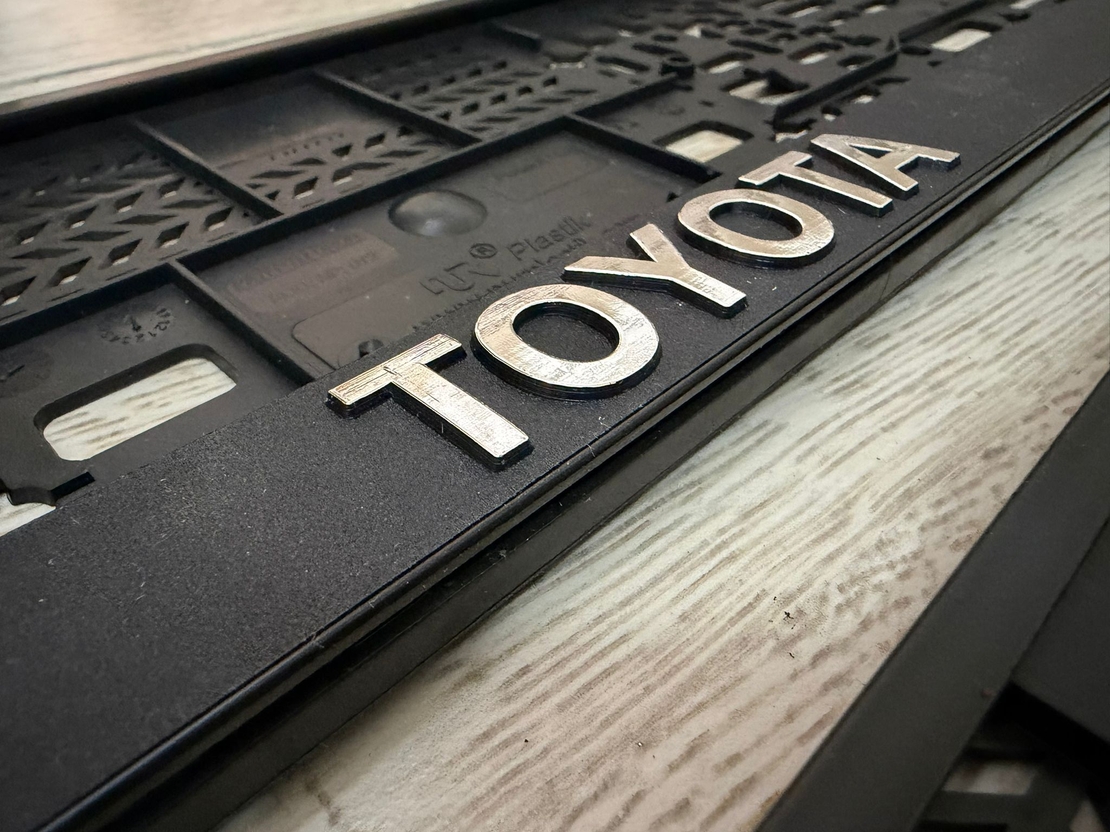 זוג מסגרות ללוחית רישוי עם סמל טויוטה