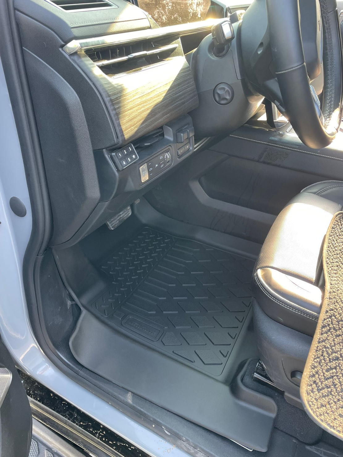 שטיחי 3D ל-GMC סיירה דנאלי חשמלית 2024 ומעלה