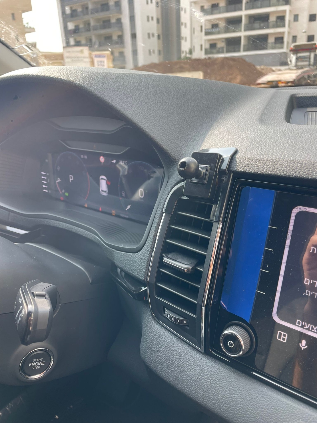 מעמד לטלפון תואם מקור לסקודה קארוק 2017 ומעלה