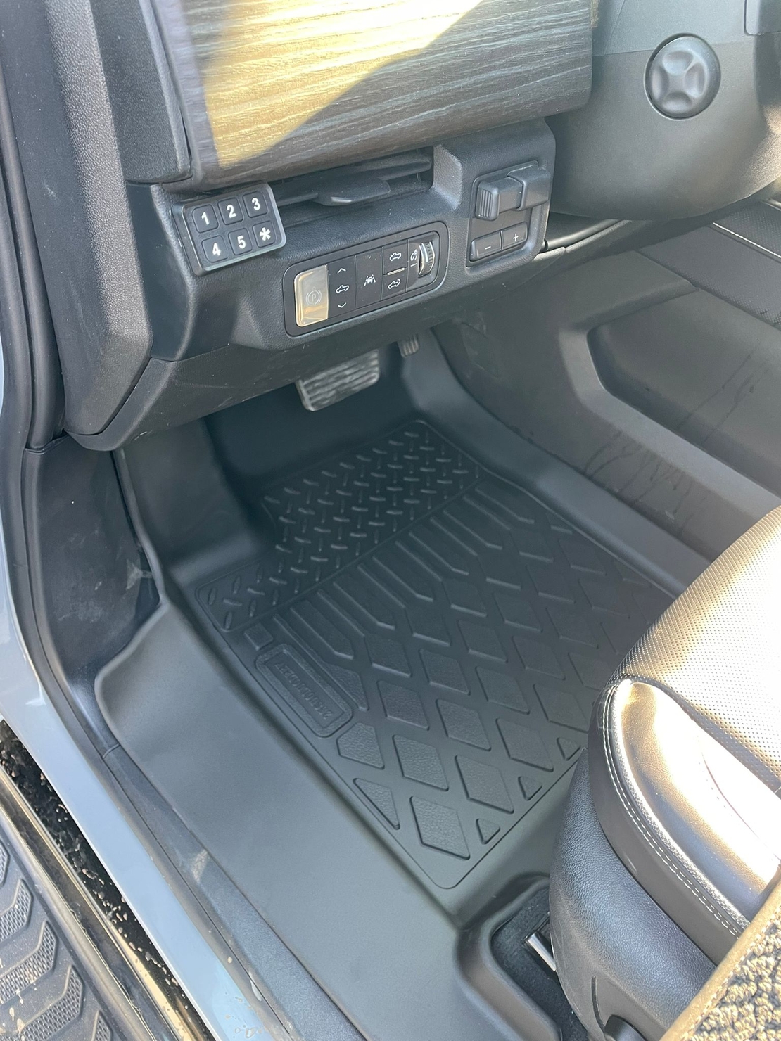 שטיחי 3D ל-GMC סיירה דנאלי חשמלית 2024 ומעלה