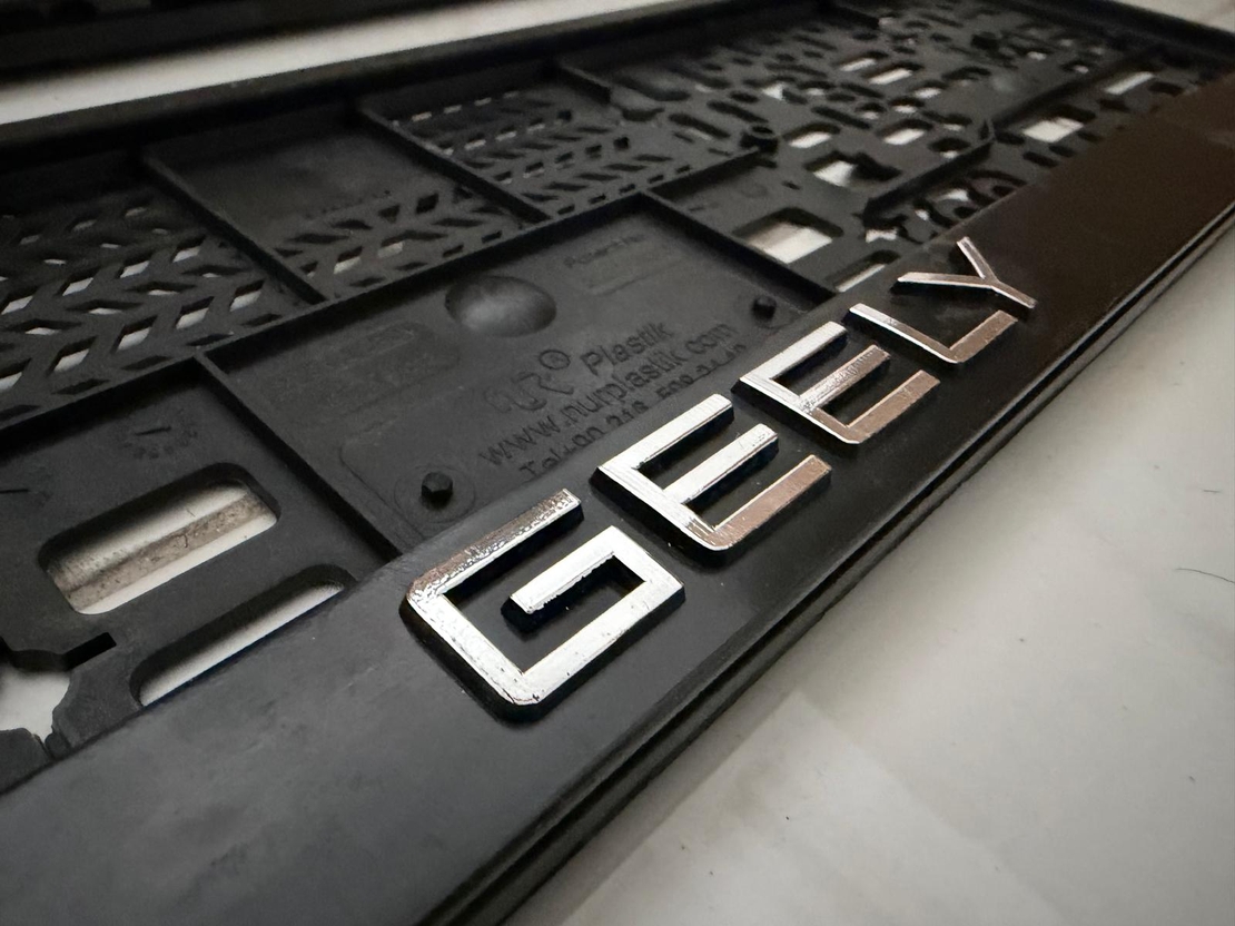 זוג מסגרות ללוחית רישוי עם סמל גילי