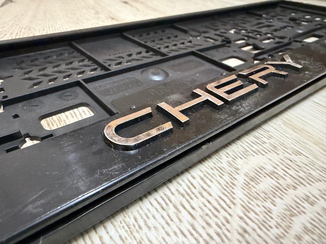 זוג מסגרות ללוחית רישוי עם סמל צ'רי