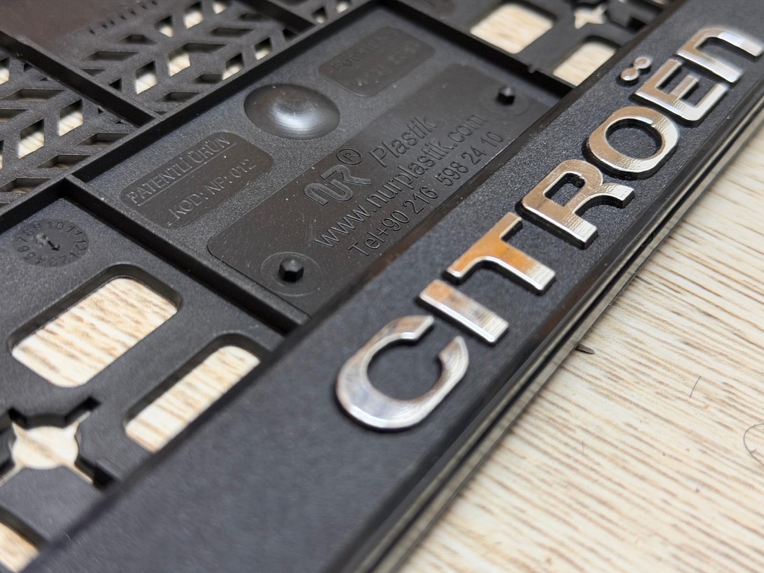 זוג מסגרות ללוחית רישוי עם סמל סיטרואן