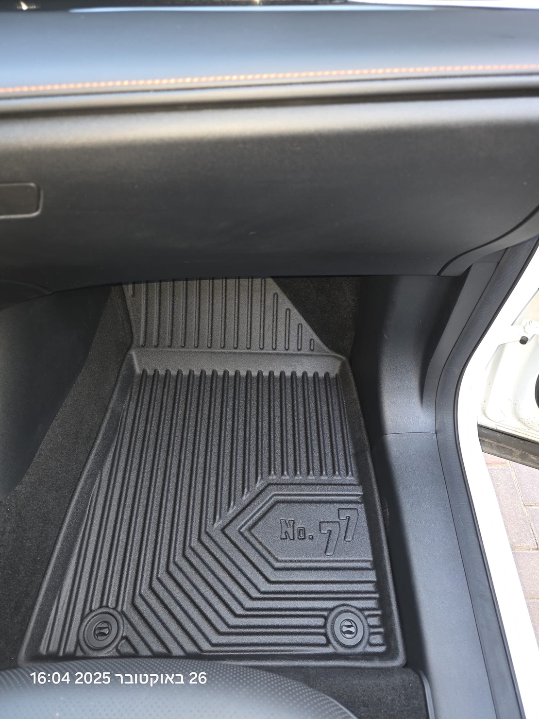 שטיחי 3D ל-MG ZS הייבריד+ 2024 ומעלה NO77