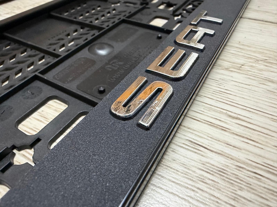 זוג מסגרות ללוחית רישוי עם סמל סיאט