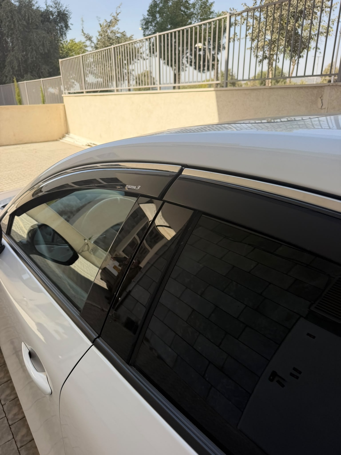 מגני רוח עם פס ניקל למאזדה 3 סדאן 2019 ומעלה