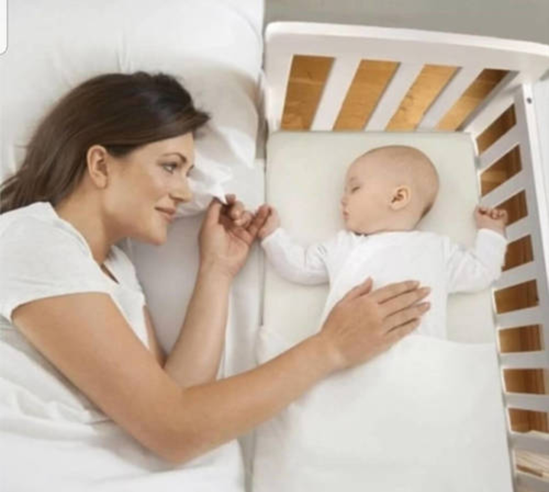 עריסת תינוק מתחברת למיטת הורים 2 ב 1 עם דופן עולה ויורדת דגם אוריה פלוס - סופר בייבי צבע לבן