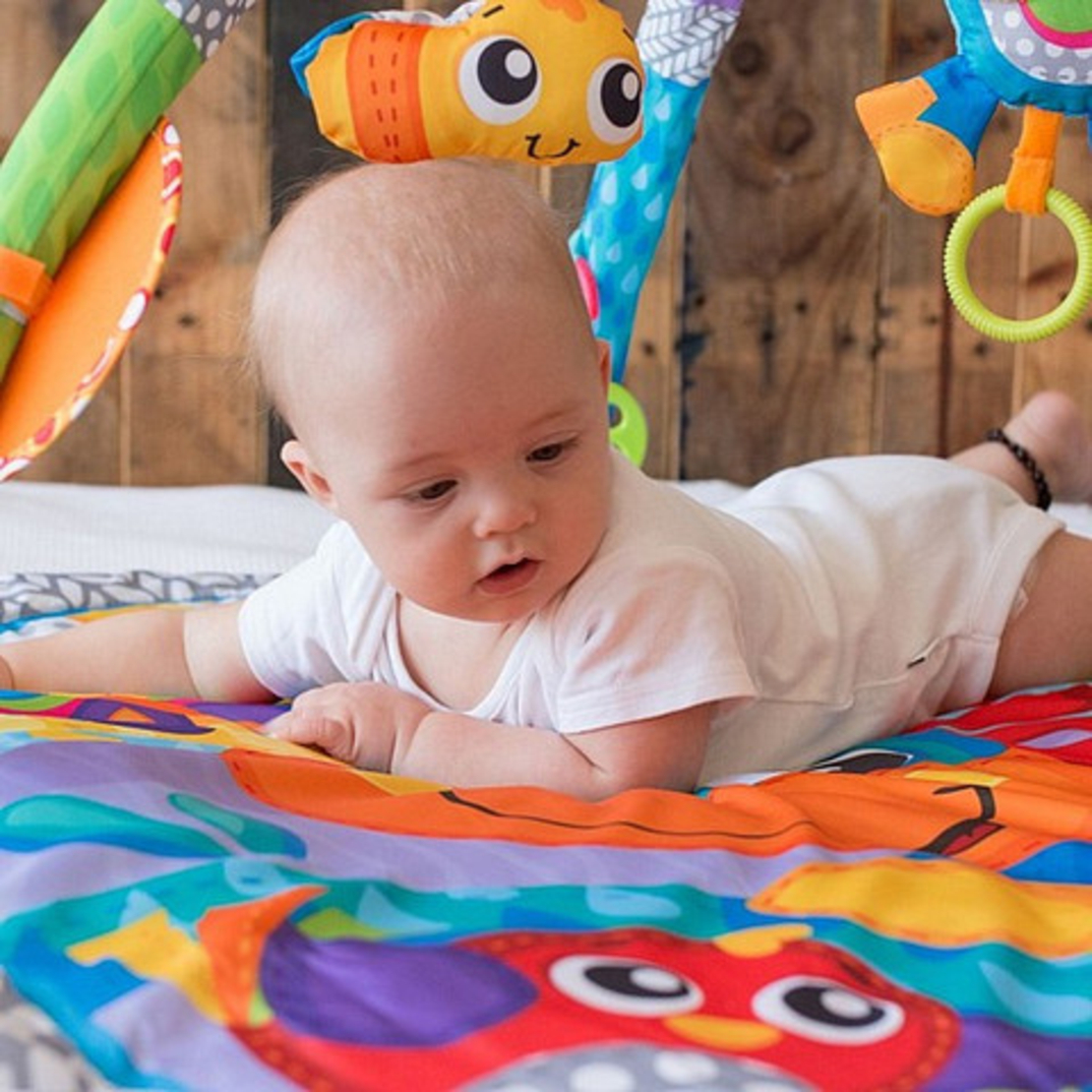 PlayGro אוניברסיטה לתינוק קליפ קלופ 3 ב 1 עם בובה מנגנת ושלל פעילויות