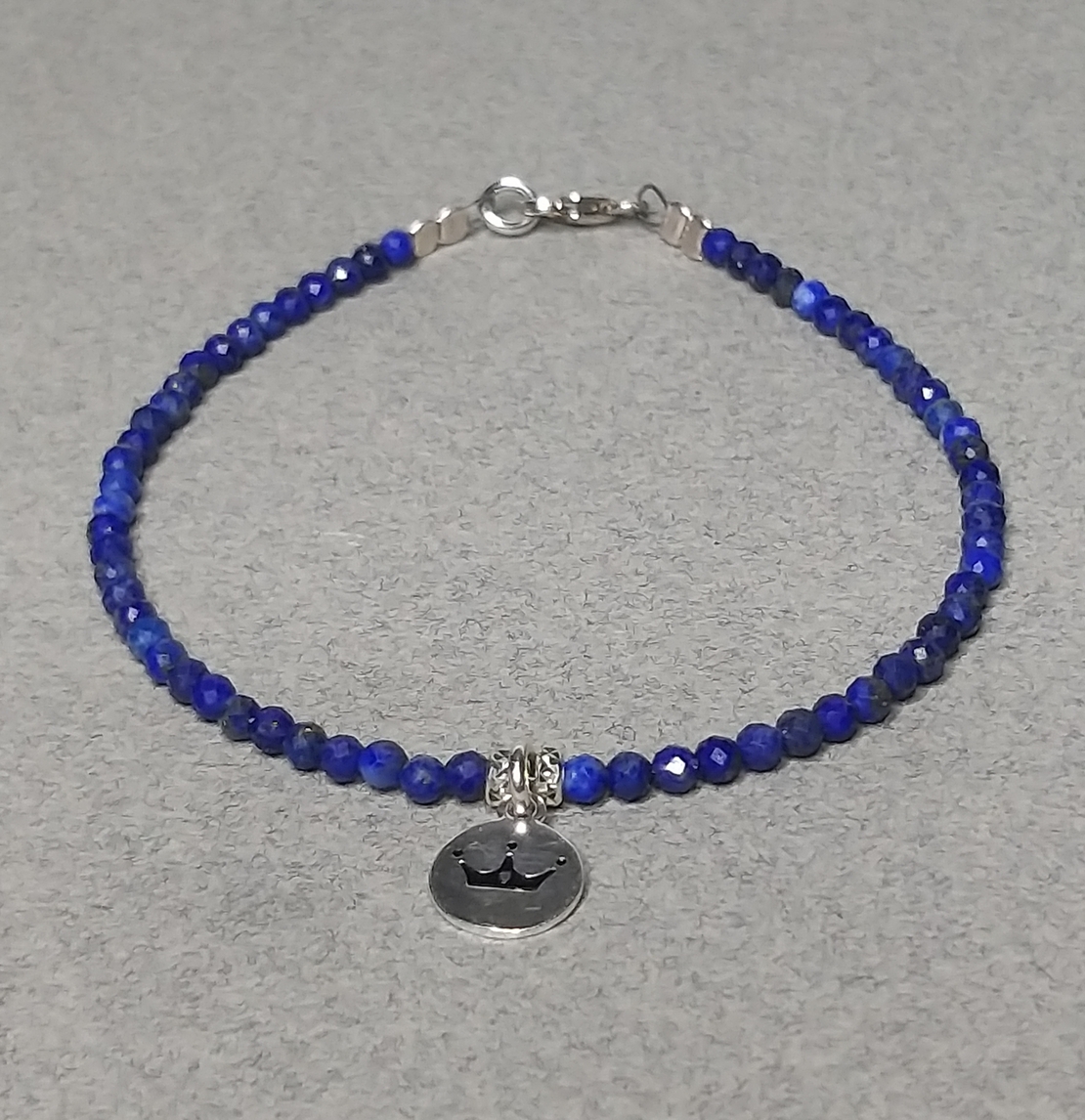 צמיד כסף אבני לפיס לזולי Lapis Lazuli‏ עם תליון כתר