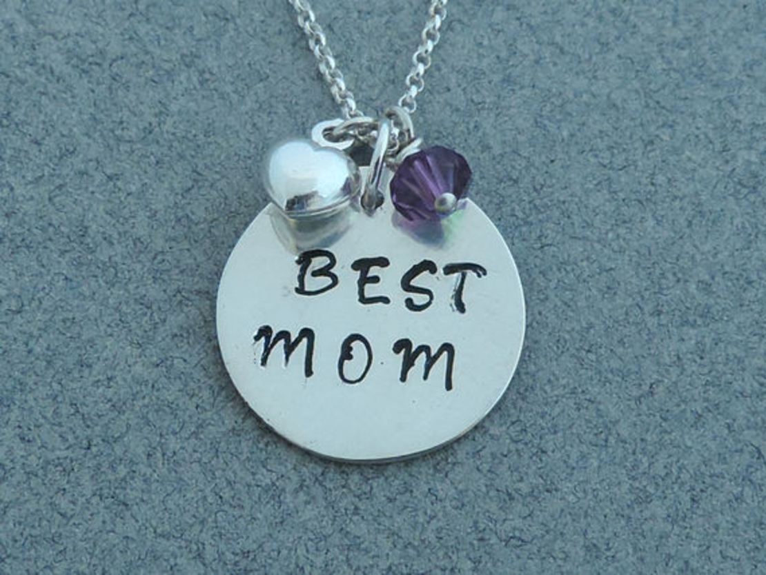 שרשרת כסף לאמא חריטה BEST MOM עם תוספת תליון לב וחרוז סברובסקי בצבע חודש הלידה