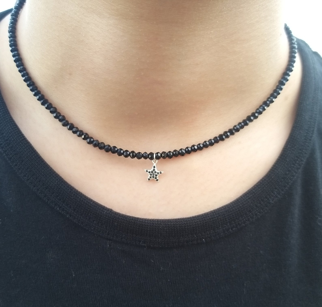 שרשרת חרוזי קריסטל שחור עם תליון כוכב מכסף משובץ זרקונים