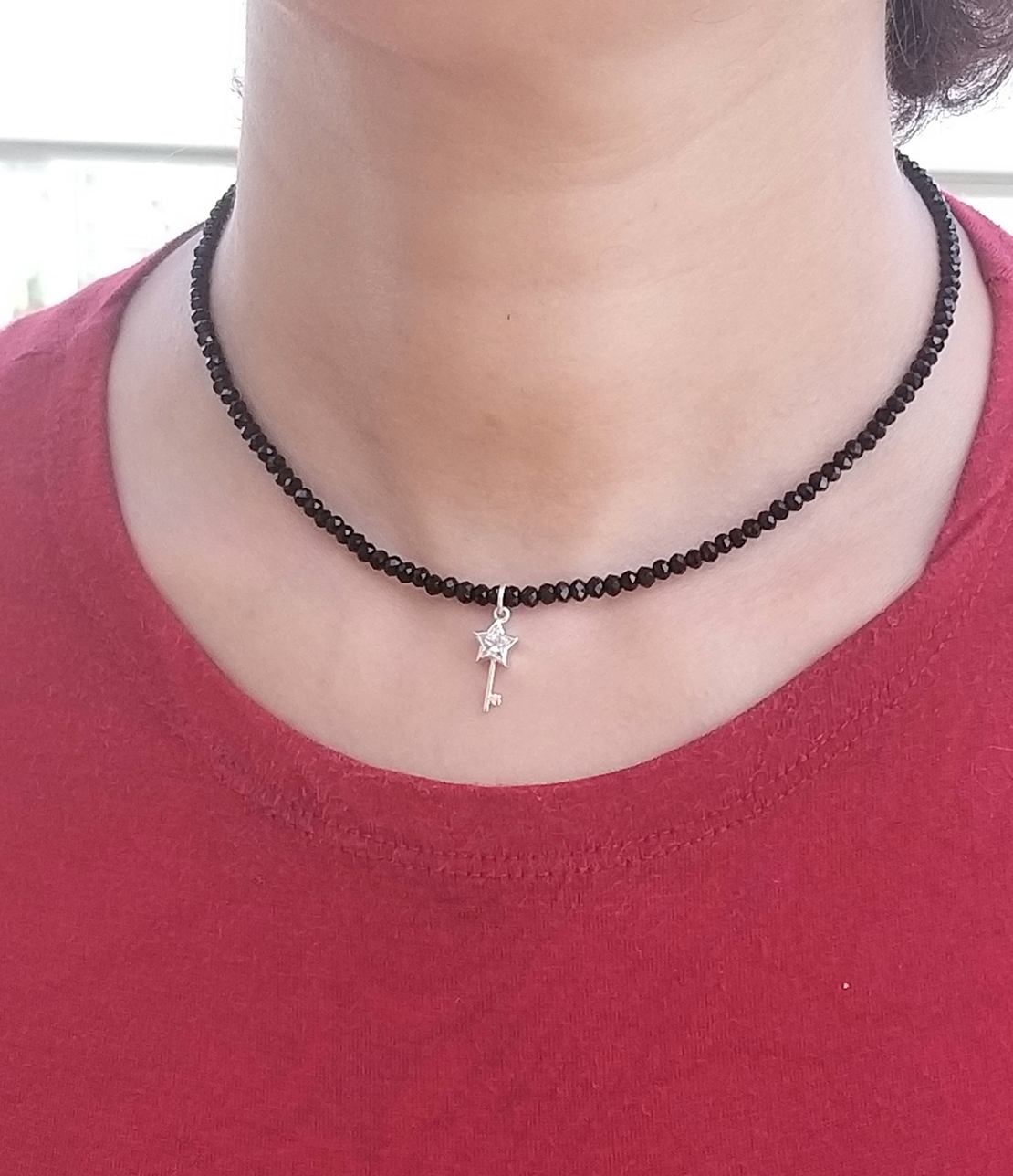 שרשרת חרוזי קריסטל שחור עם תליון מפתח מכסף