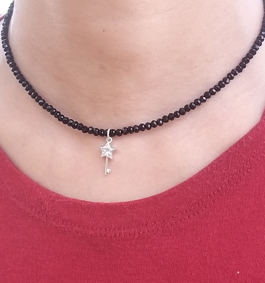 שרשרת חרוזי קריסטל שחור עם תליון מפתח מכסף