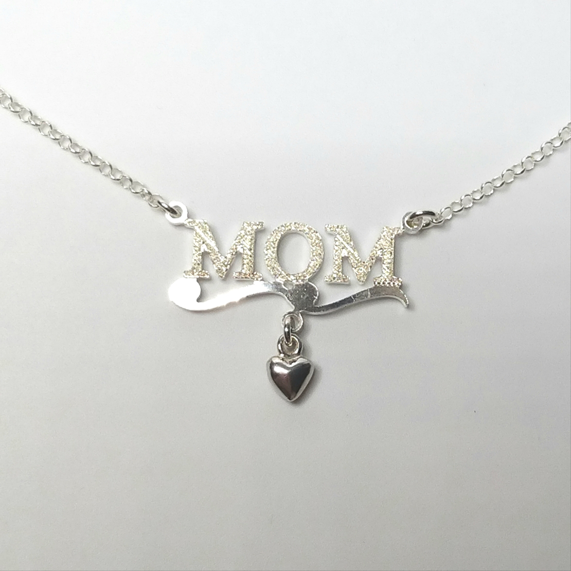 שרשרת 'MOM' מכסף, מתנה לאמא