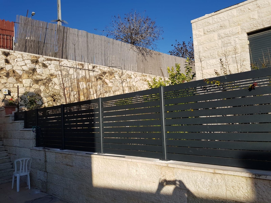 גדר אלומיניום דגם שילוב לוחות