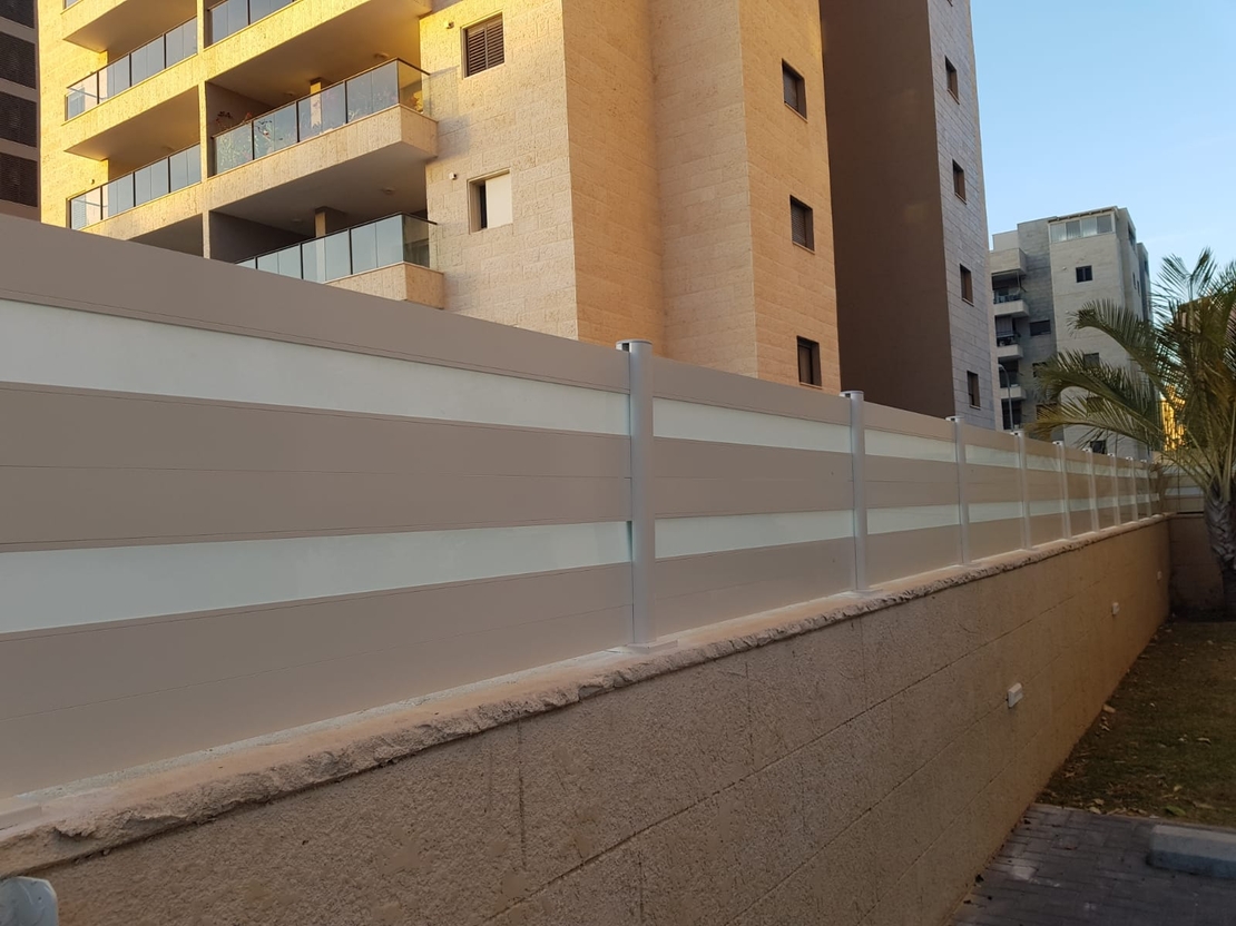 גדר אלומיניום דגם זכוכית