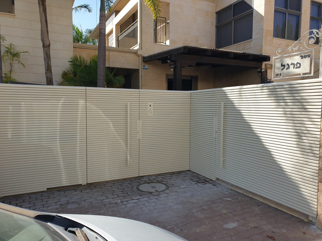 גדר אלומיניום דגם הייטק זוויתי צף