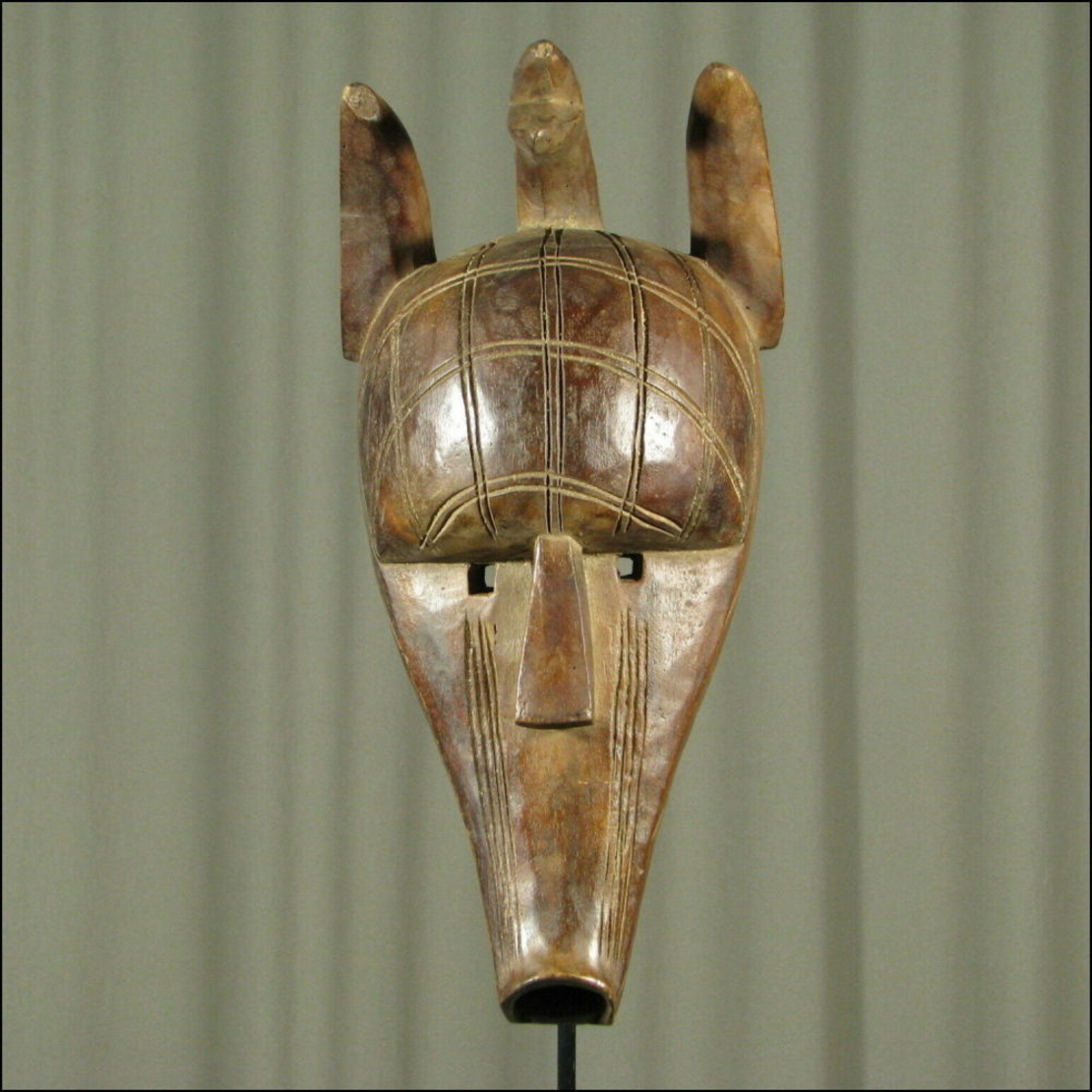מסכת צבוע (Hyena Mask) מסורתית מגולפת בעץ, המגיעה משבט הבמאנה (Bamana / Bambara) ממדינת מאלי שבמערב אפריקה.