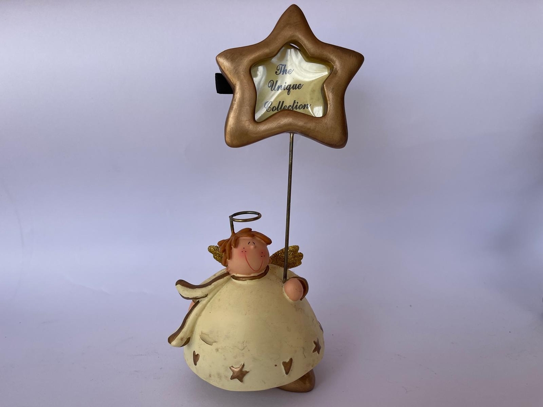 פסלון דקורטיבי של מלאך המחזיק מעמד בצורת כוכב המיועד להצגת תמונה או כרטיס.
