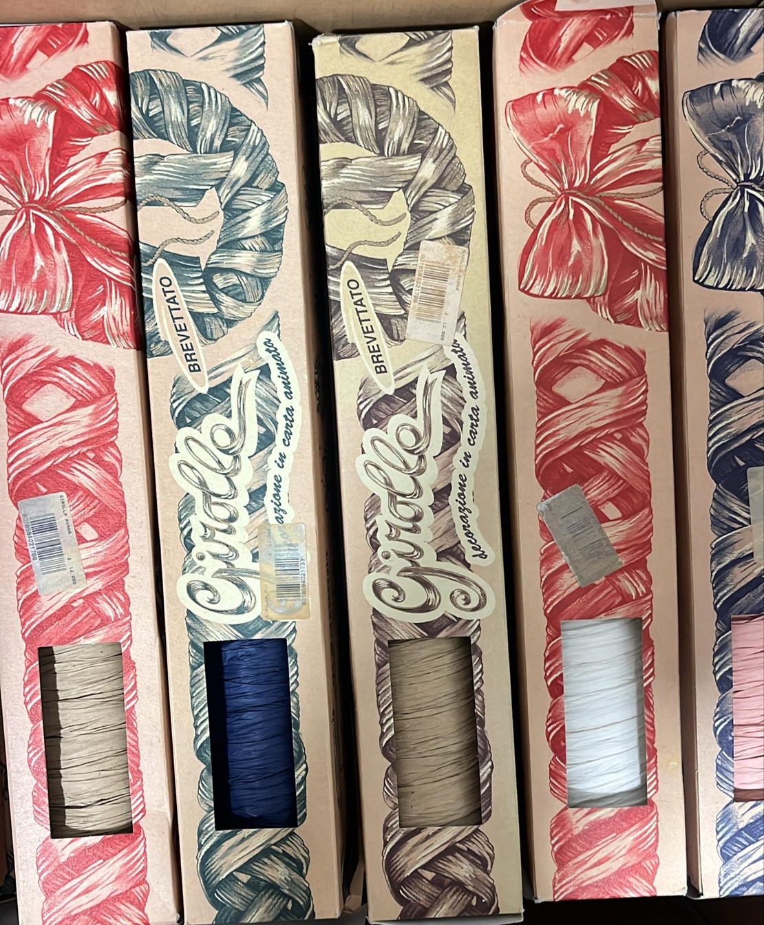 בסרט נייר גמיש ומעוצב (Carta Animata), המיועד לקישוט, עיצוב אירועים ואריזת מתנות.