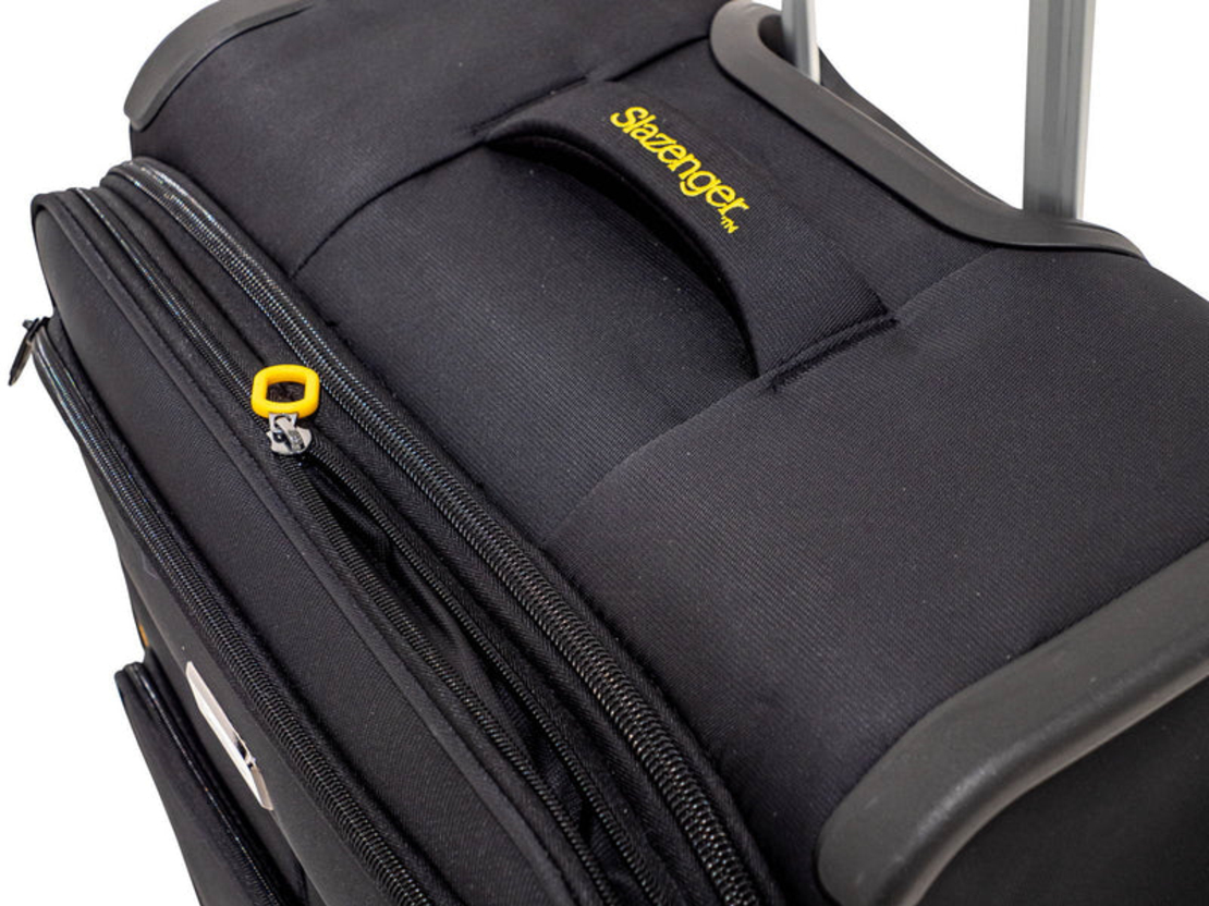 מזוודת טרולי עליה למטוס 20