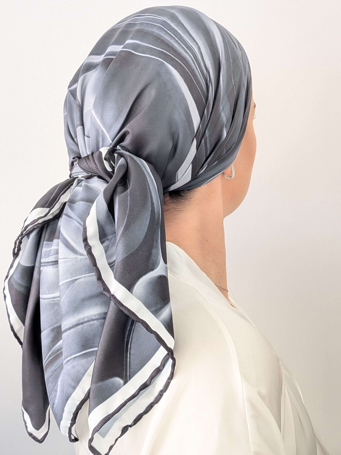 מטפחת מרובעת סאטן גרפיט