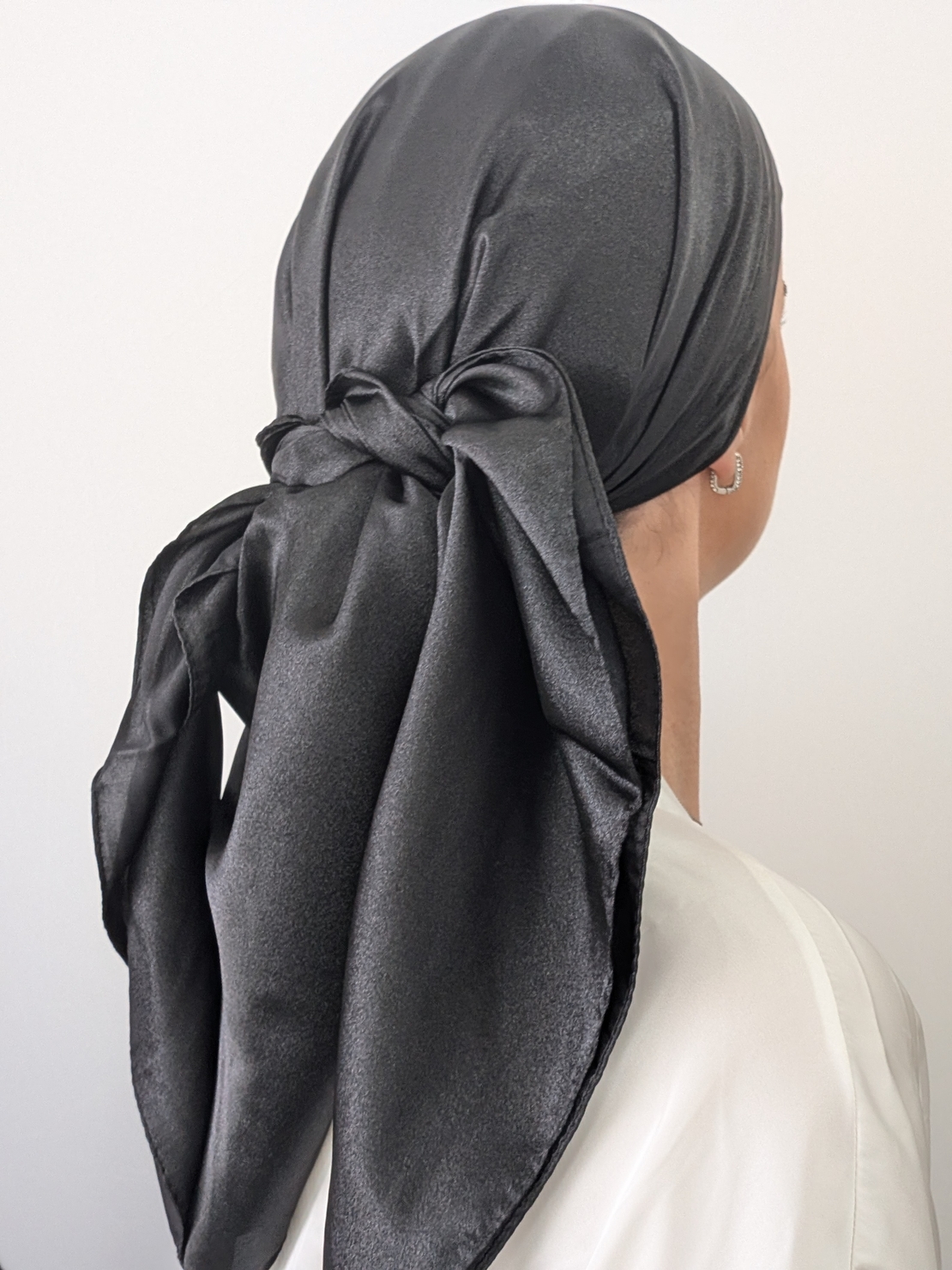 מטפחת מרובעת משי סאטן שחור