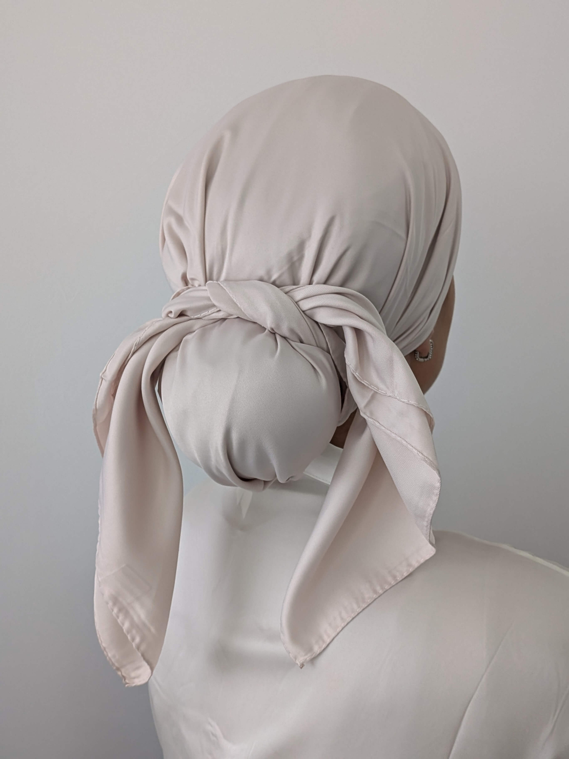 מטפחת מרובעת משי סאטן פודרה