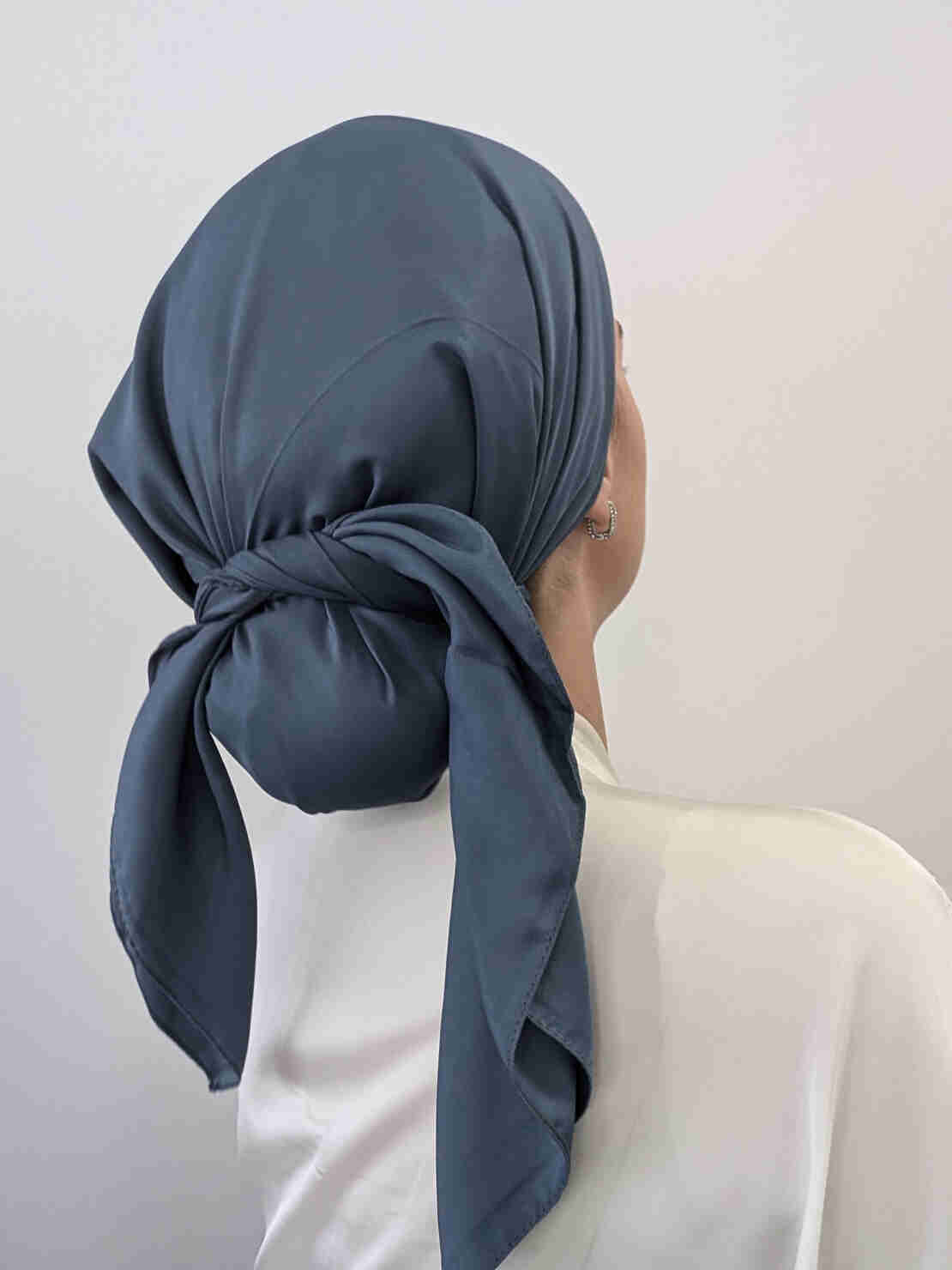 מטפחת מרובעת משי סאטן כחול