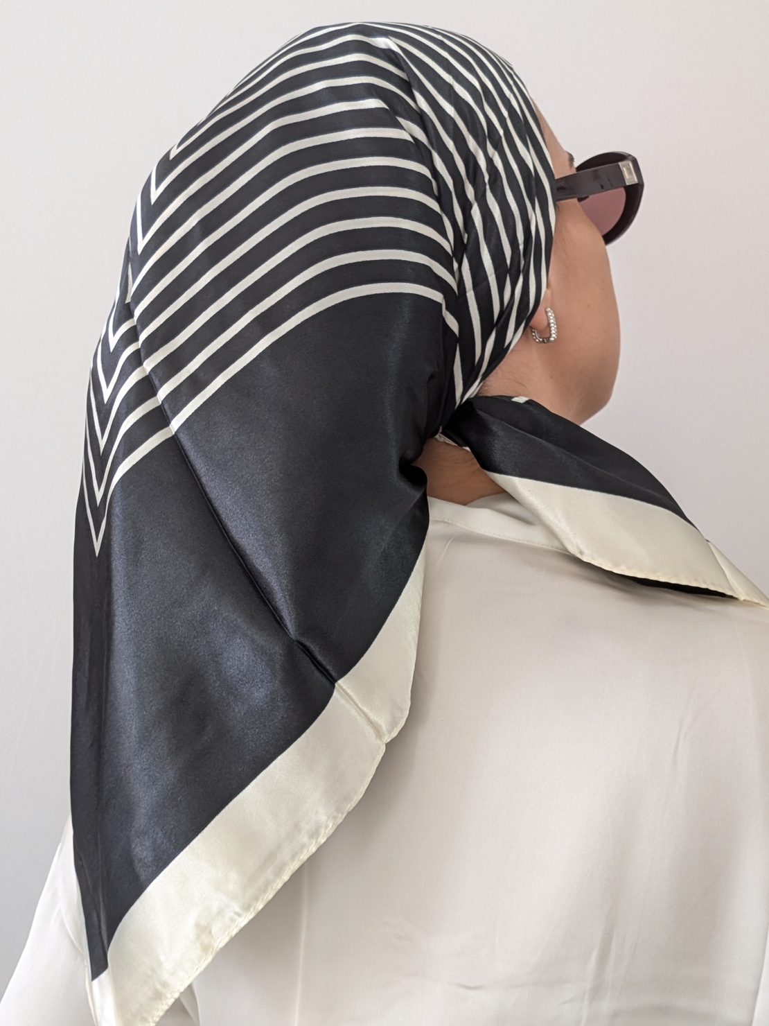 מטפחת מרובעת סאטן - שחורה עם פסים