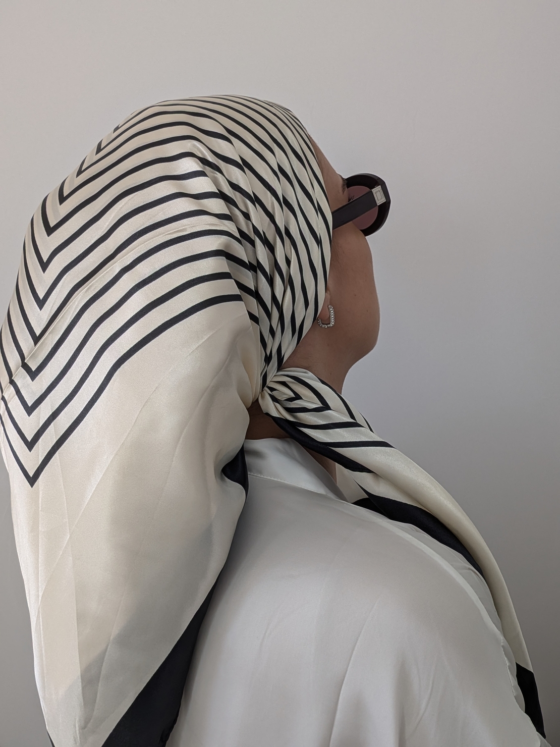 מטפחת מרובעת סאטן - שמנת עם פסים