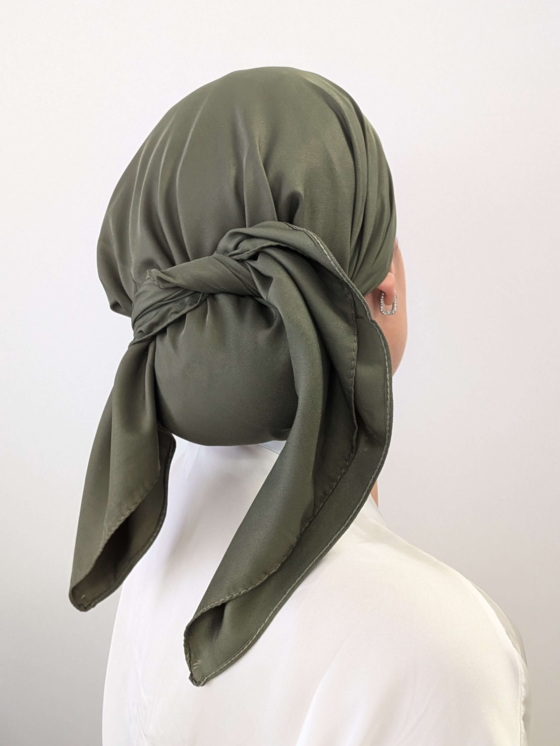 מטפחת מרובעת משי סאטן ירוק זית