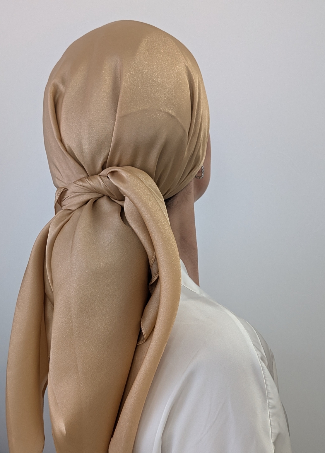 מטפחת מרובעת משי סאטן קאמל