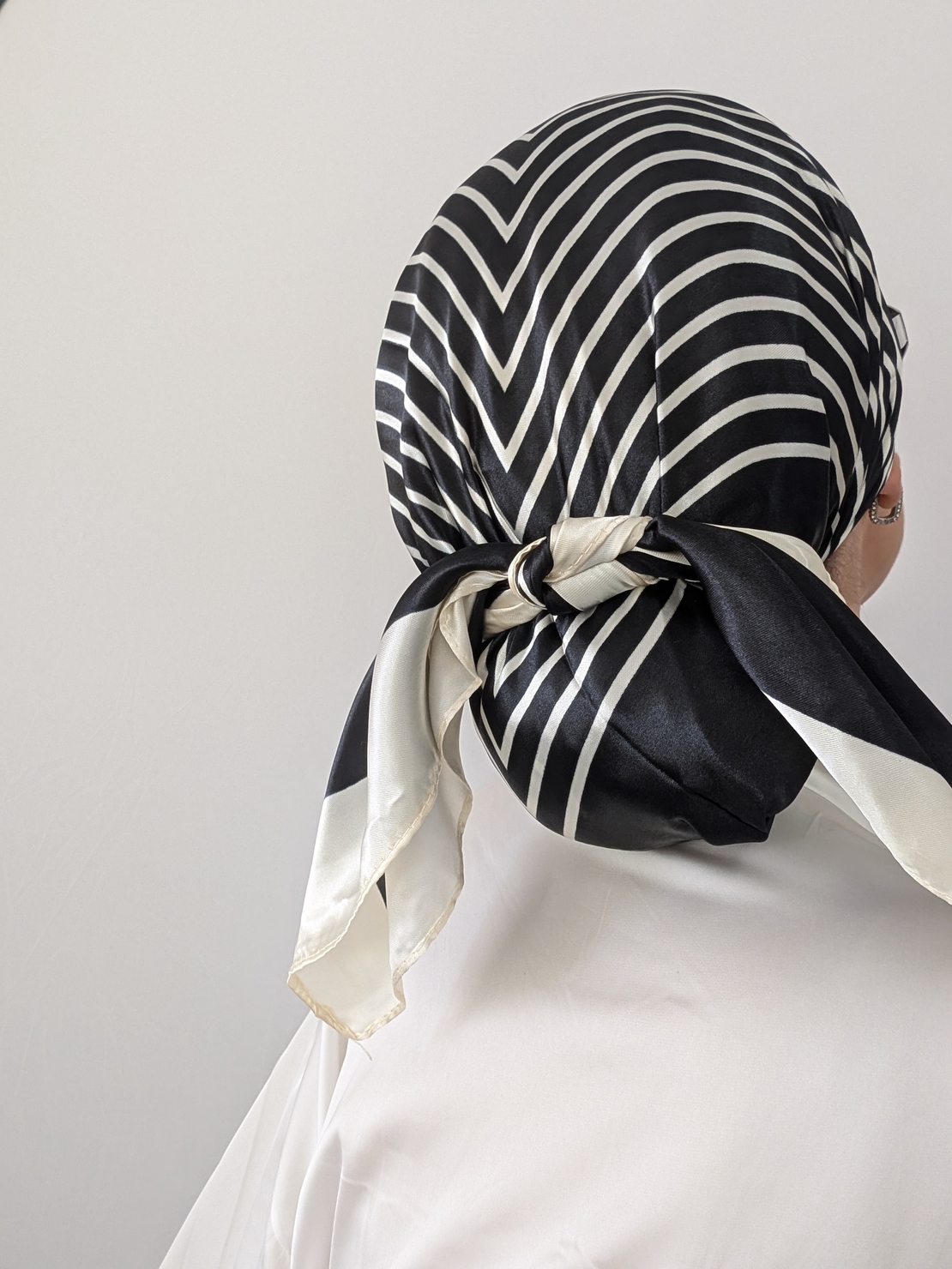 מטפחת מרובעת סאטן - שחורה עם פסים