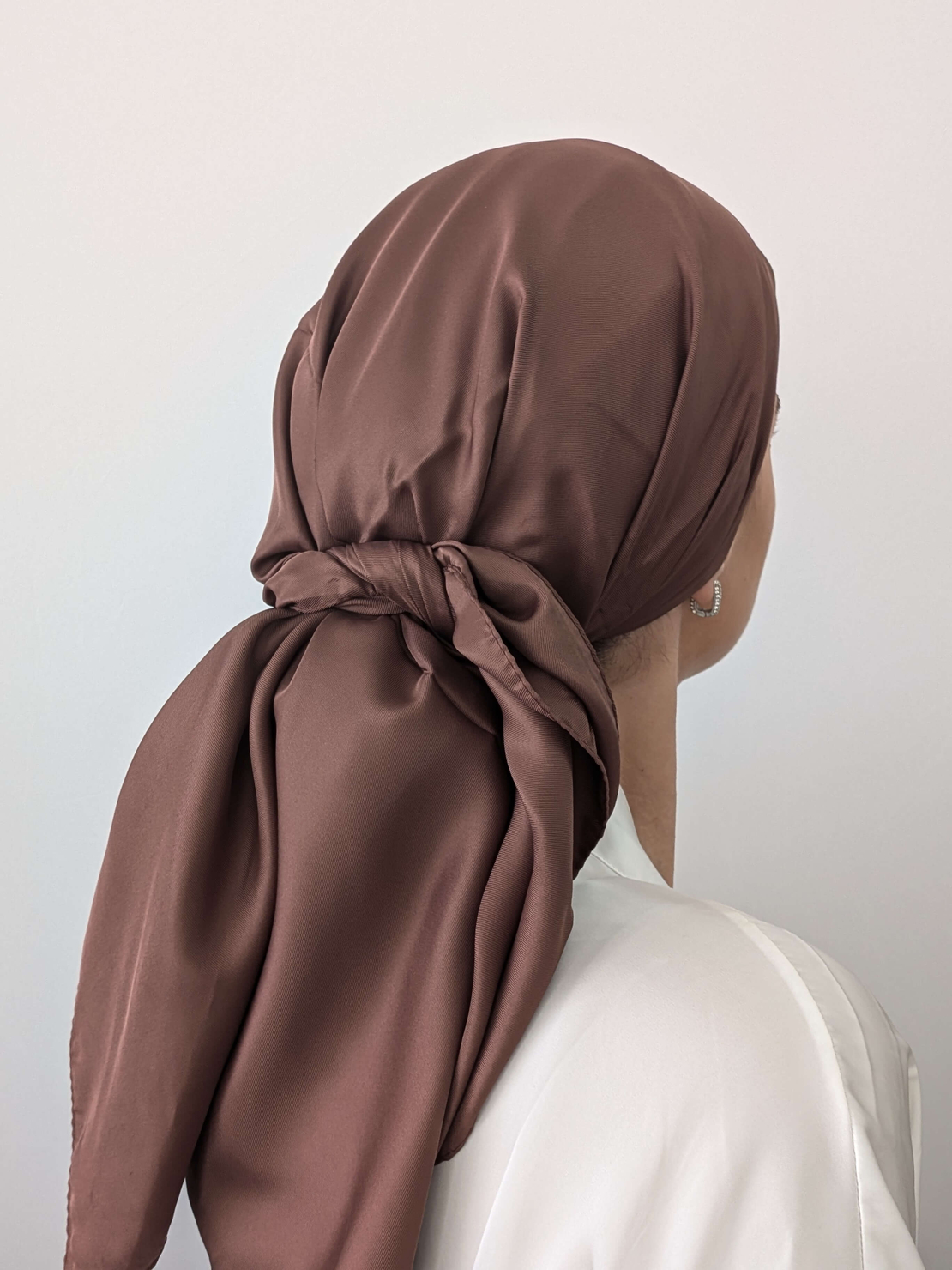 מטפחת מרובעת משי סאטן חום