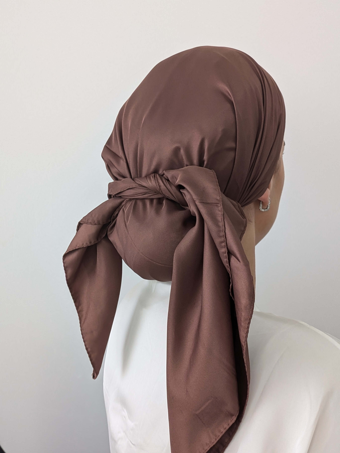 מטפחת מרובעת משי סאטן חום