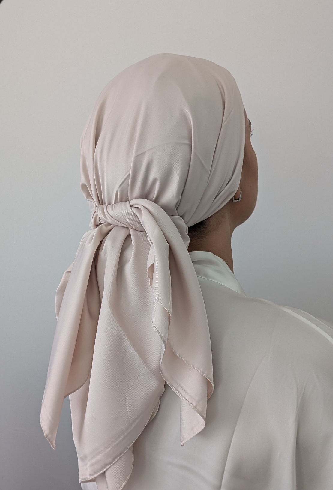 מטפחת מרובעת משי סאטן פודרה