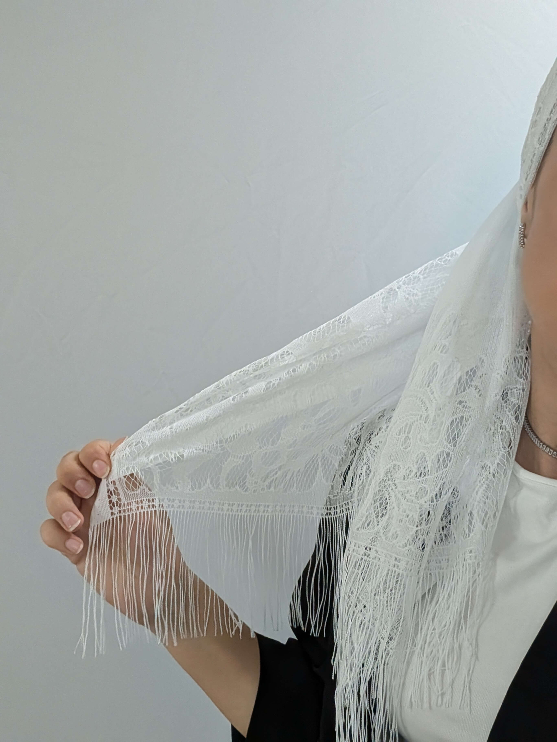 מטפחת לונג תחרה עם פרנזים - לבן