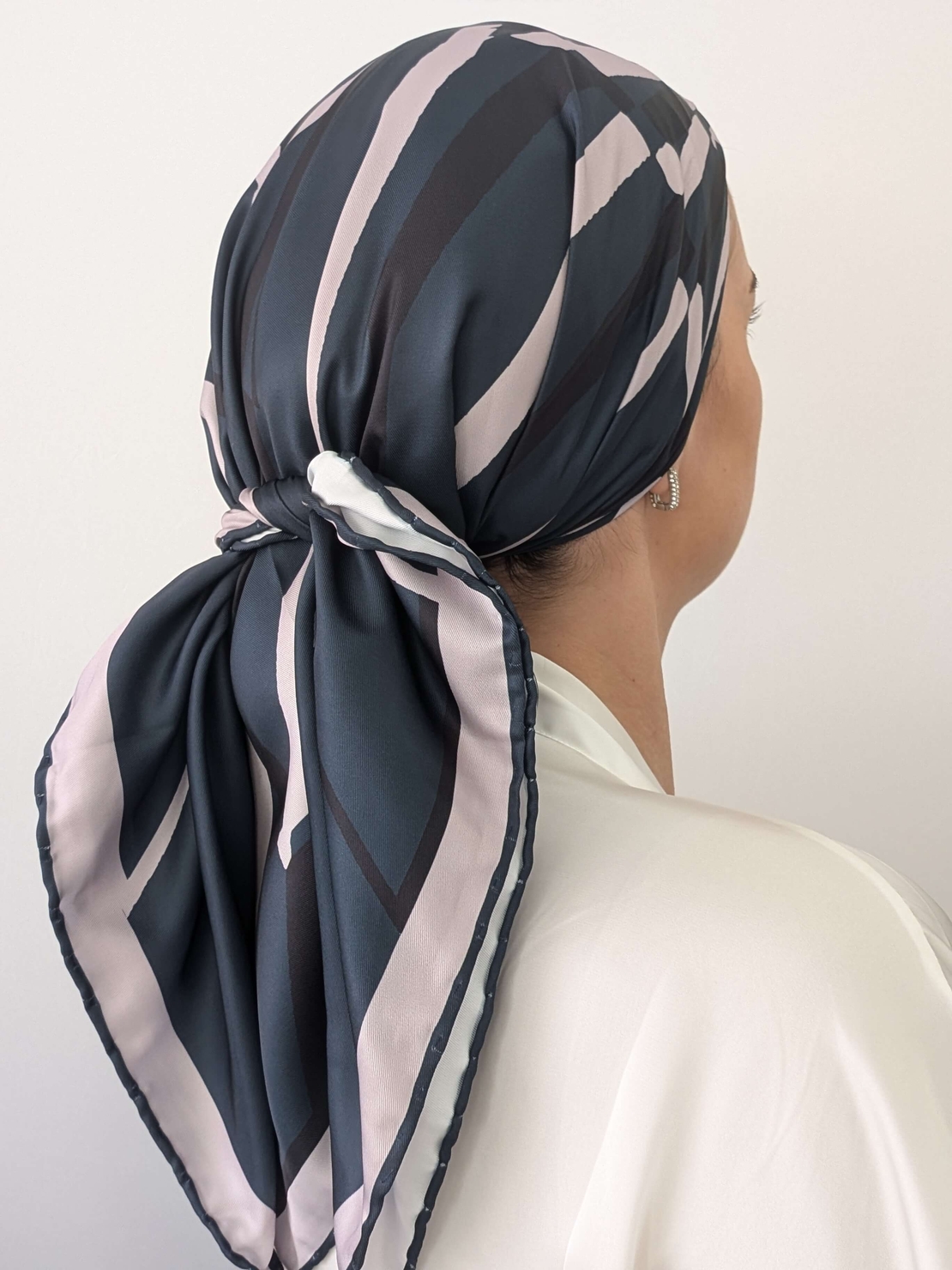 מטפחת מרובעת סאטן לורנס