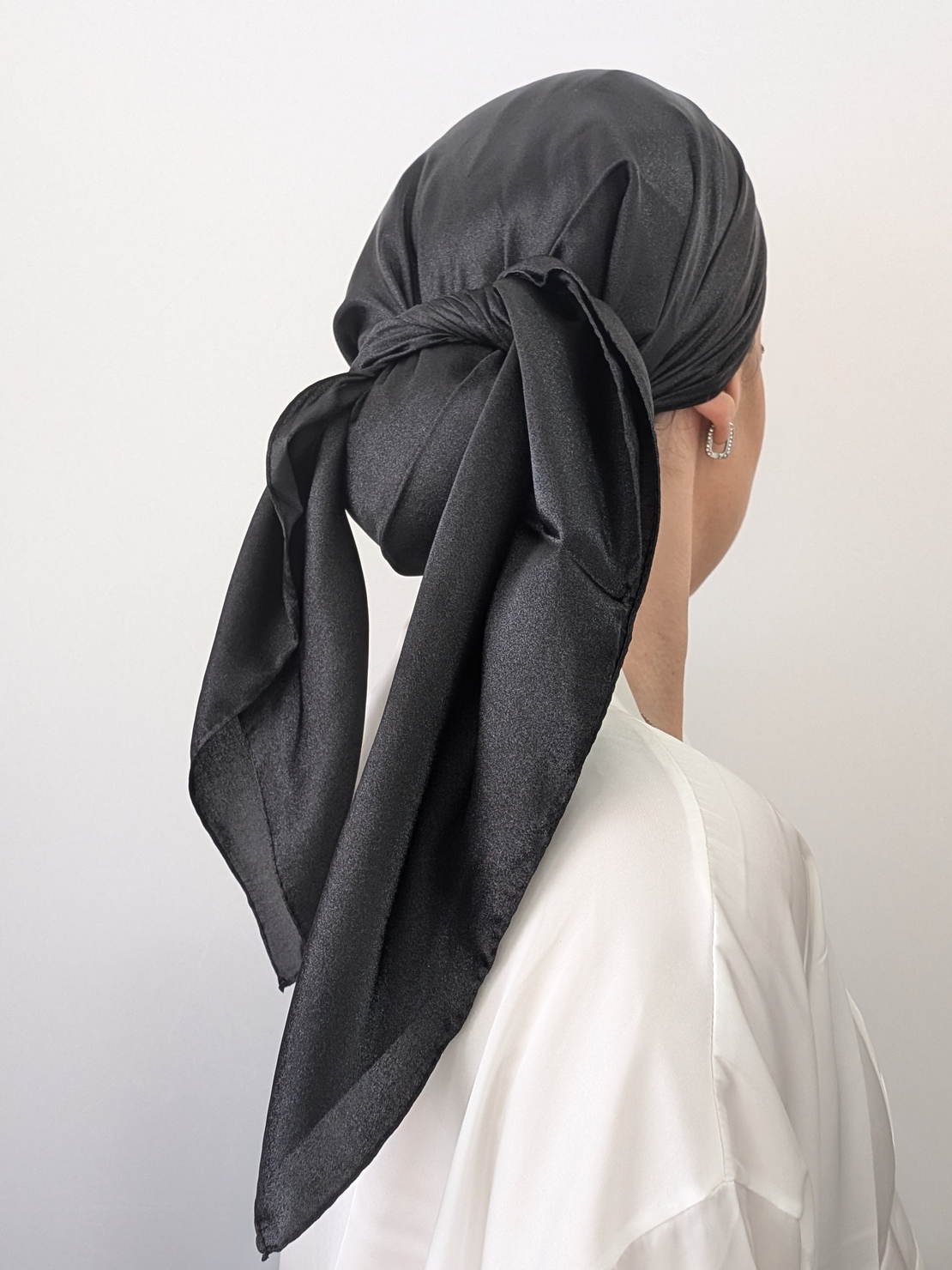 מטפחת מרובעת משי סאטן שחור