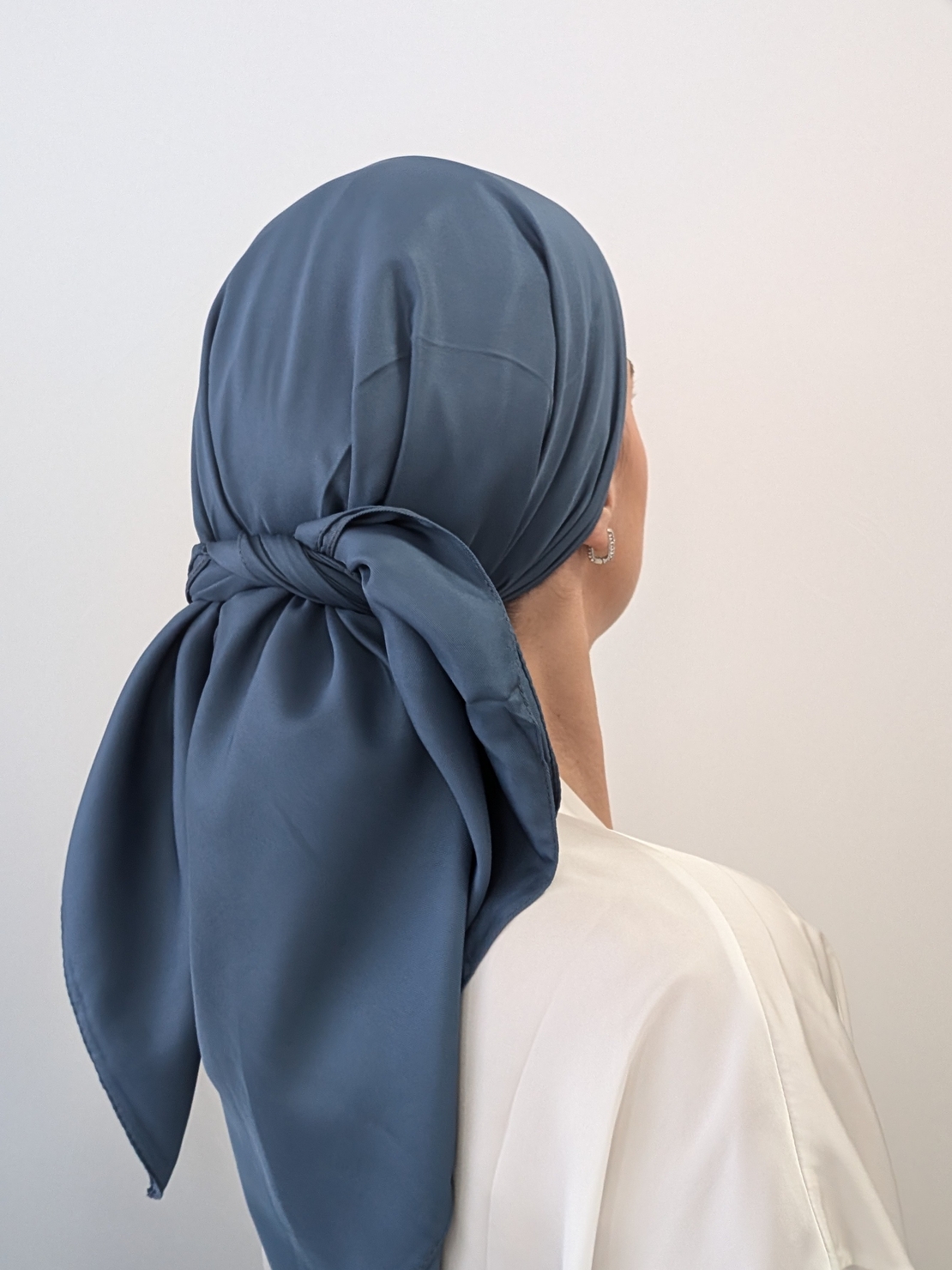 מטפחת מרובעת משי סאטן כחול