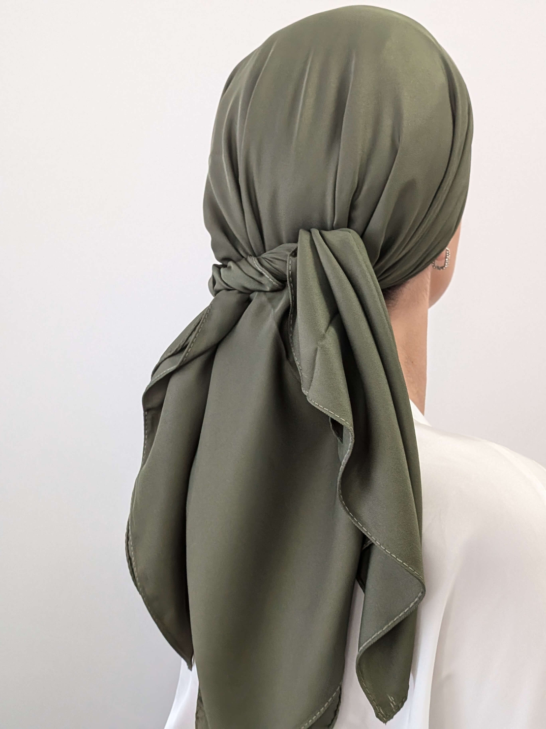 מטפחת מרובעת משי סאטן ירוק זית