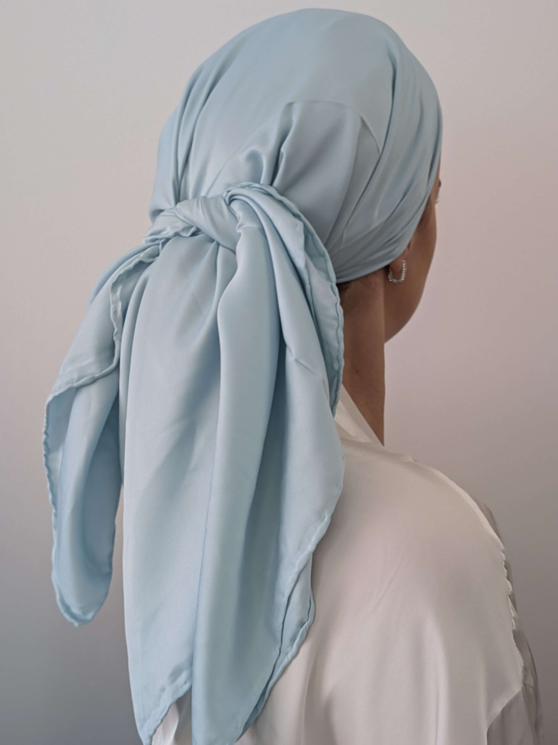 מטפחת מרובעת משי סאטן תכלת